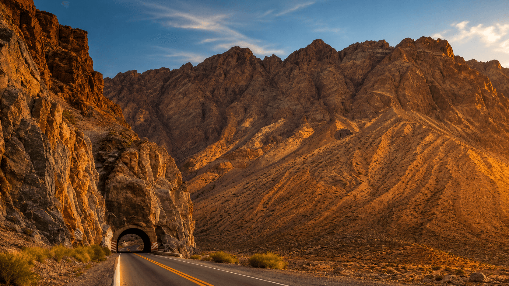 Camino de montaña hacia la Cordillera de los Andes al atardecer, cerca de Mendoza