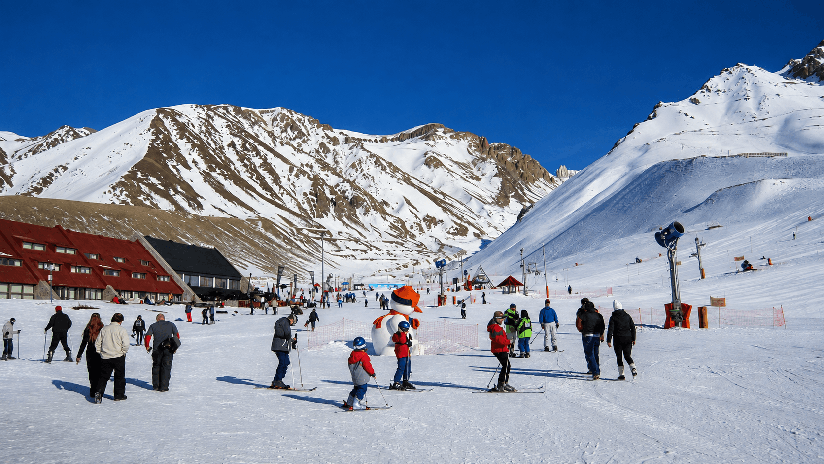 Ladera nevada del centro de ski Los Penitentes en la Cordillera de los Andes